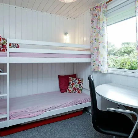 Three-bedroom Holiday In 4 *