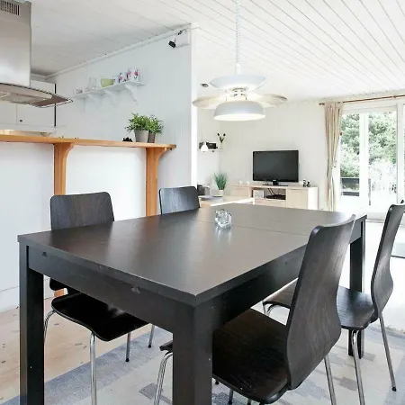 Three-bedroom Holiday In 4 Millinge